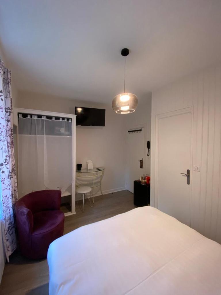 Hotel La Bonne Hotesse Chambon-sur-Lac Room photo